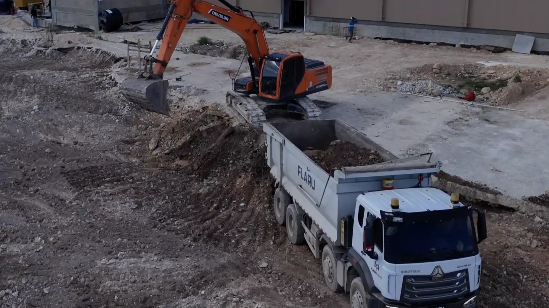 FLARU — maquinaria pesada en obra